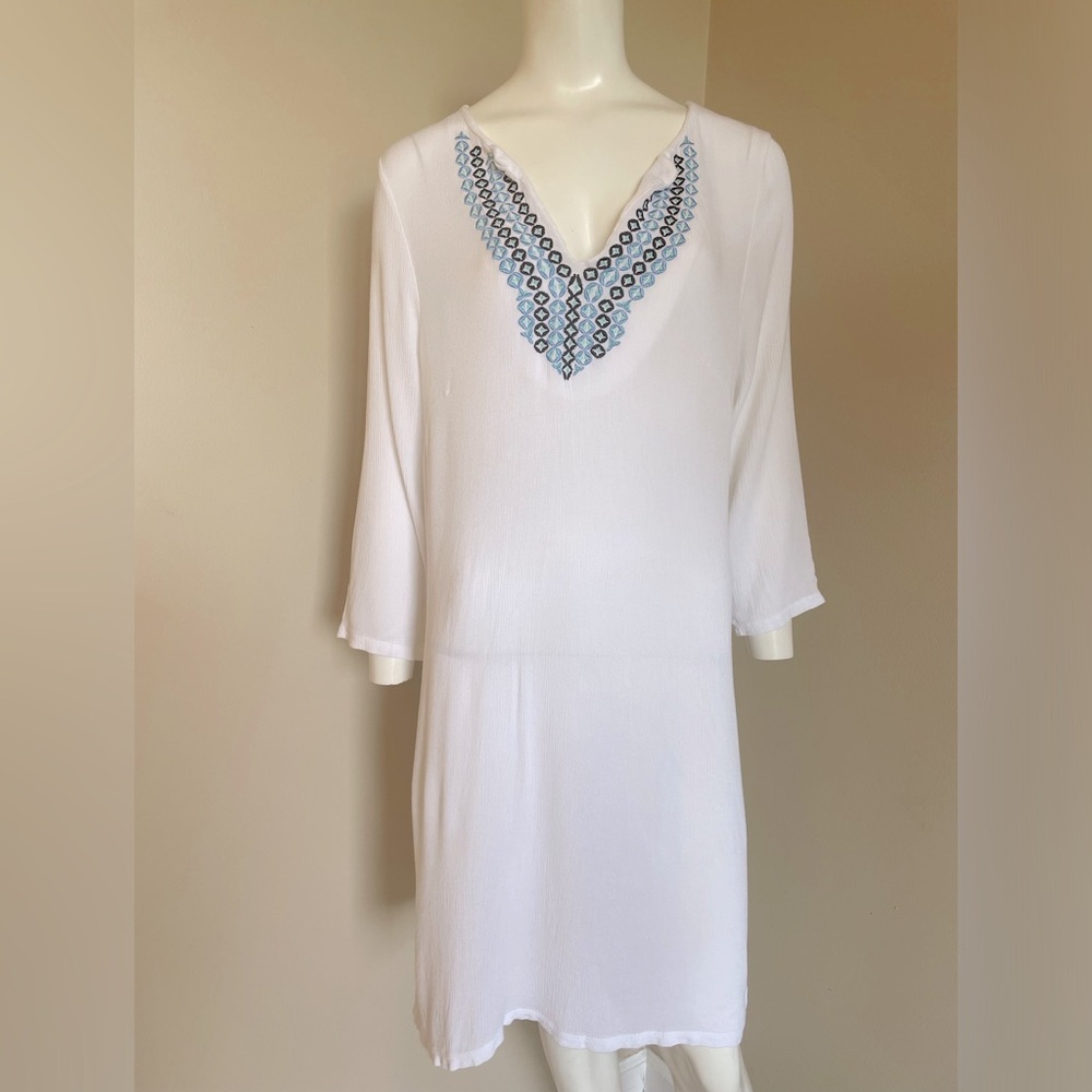Crown & Ivy White 3/4 Sleeve Blue Embroidered Neck Detail Swimsuit Cover Size M - Picture 1 of 7